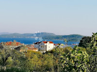 VODICE - građevinsko zemljište s pogledom na more i dvije pristupne ce