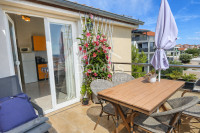 Vodice, jednosobni apartman površine 40 m² s pogledom na more