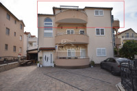 Vodice - kat zgrade sa 2 apartmana