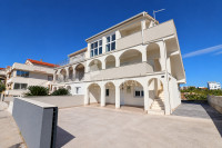 Vodice komforan 2-sobni apartnman, 2. kat dugoročni najam, mirna lokac