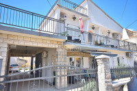 Vodice -kuća s 5 apartmana 450m od plaže