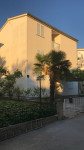 Vodice - Kuća s 6 apartmana na top lokaciji, 150m od plaže