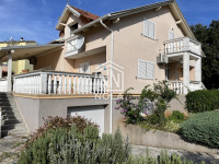 Vodice – Kuća na prostranoj parceli