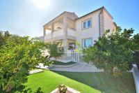 Vodice - kuća s tri apartmana, bazen, pogled na more