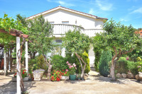 Vodice - kuća s tri apartmana, podrum, vrt, pogled na more