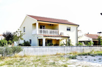 Vodice kuća s tri apartmana , vrt , sjenica