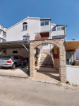 VODICE, KUĆA SA TRI STAMBENE JEDINICE, 300 M OD MORA