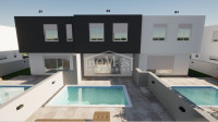 Vodice kuća (trojni objekt) ukupne korisne površine 93,49 m2,  bazen,