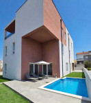 Vodice–Luksuzan apartman u novogradnji s privatnim vrtom, bazenom, VPM