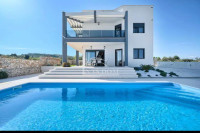 Vodice - Luksuzna villa s bazenom i krovnom terasom, pogled na more