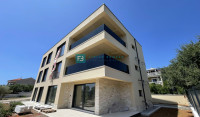 VODICE, novo, luksuzni stan, 70 m od plaže, pogled na more, vrt 123 m2
