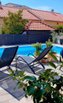 VODICE-LUKSUZNI STAN S PRIVATNIM BAZENOM,VRTOM 200M OD PLAŽE