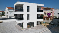 Vodice - Luksuzni stan S1 s vrtom, mirna lokacija
