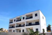 VODICE, novo, moderan dvoetažni stan, vrt 35 m2, 2 parkinga, S3