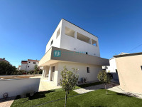 VODICE, moderan stan, 2 spavaće sobe, terasa, 700 m do plaže