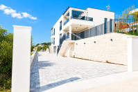 Vodice, moderna kuća od 218 m² s bazenom i pogledom na more