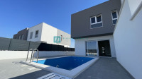 VODICE, novo, moderna kuća u nizu, bazen, 3 spavaće sobe,vrt, ostava