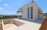 Vodice – moderna obiteljska kuća 238m2, 4 sp. sobe 4 kupaonice, 2 gara