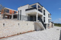 Vodice – moderna obiteljska kuća 238m2, 4 sp. sobe 4 kupaonice, 2 gara