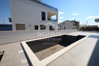 Vodice, moderna obiteljska kuća s bazenom, 166 m²