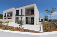 Vodice – moderna obiteljska kuća na mirnoj lokaciji s pogledom na more