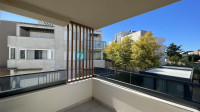 VODICE, novo, moderno namješten stan, 1. kat, širi centar, 2 spavaće s