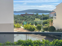 VODICE, novo, moderno namješten stan, visoko prizemlje, 400 m od mora,
