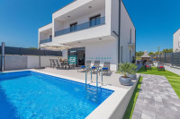 VODICE, novo, moderno namještena kuća, bazen, 4 spavaće sobe