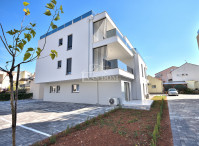 Vodice -  A1 u prizemlju s dvorištem, 800m od plaže