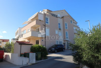 Vodice – namješten apartman s dvije spavaće sobe, 65,45 m², dvije tera