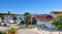 VODICE, namješten stan, centar, pored tržnice, pogled na more