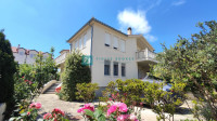 VODICE, namještena obiteljska kuća, 3 odvojena stana, vrt, garaža, pog