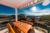 Vodice, namještena obiteljska kuća na mirnoj lokaciji s pogledom na mo