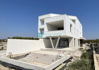 VODICE, novogradnja, dvoetažni luksuzni stan, bazen, vrt 145 m2