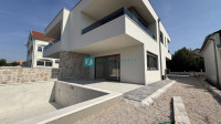 VODICE, novogradnja, dvojna kuća, bazen, dvorište, 2 parkinga
