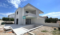 VODICE, novogradnja, moderna dvojna kuća, bazen, okućnica 145 m2, S1