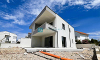 VODICE, novogradnja, moderna dvojna kuća, bazen, okućnica 145 m2, S2