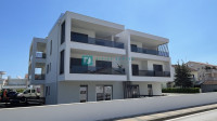 VODICE, novogradnja, prizemlje, vrt 33 m2, 650 m do plaže