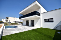 Vodice-**NOVOGRADNJA** S2 kuća s bazenom , garaža,  800 m od plaže