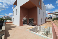Vodice, novogradnja stan 89,95m2 sa bazenom i vrtom 94,37m2, blizu mor
