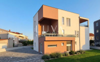 Vodice, novogradnja s terasom i dva parkirna mjesta, 111 m² NKP