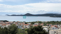 VODICE, novogradnja, troetažni stan, bazen, pogled na more, vrt, S3