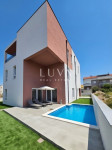 Vodice, novogradnja s vrtom i bazenom, 90 m² NKP