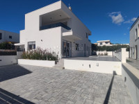 VODICE -  novoizgrađena, atraktivna kuća s bazenom