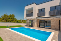 Vodice, novoizgrađena Vila 141,88m2, okućnica 250m2, bazen, pogled na