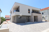 Vodice, obiteljska kuća 139m2, okućnicom i bazenom
