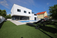 Vodice, obiteljska kuća 229,30 m2, s garažom i bazenom