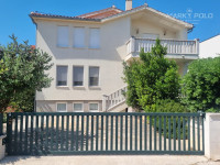 VODICE - Obiteljska KUĆA s 3 apartmana i posl. prostorom