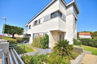 Vodice - obiteljska kuća s tri apartmana 600 m od centra