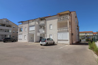 Vodice – potpuno namješten dvoetažni apartman površine 64,67 m² u mirn